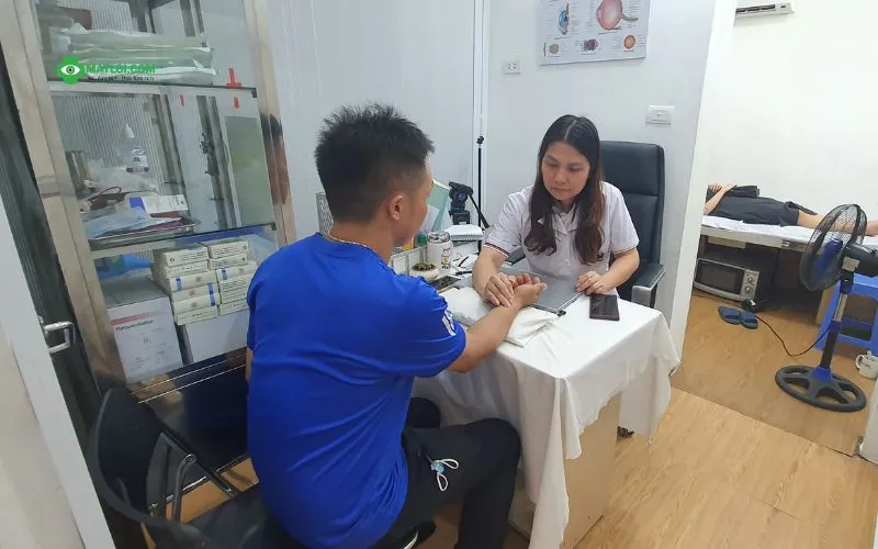 Bác sĩ Phạm Thị Thu Hà thăm khám cho bệnh nhân